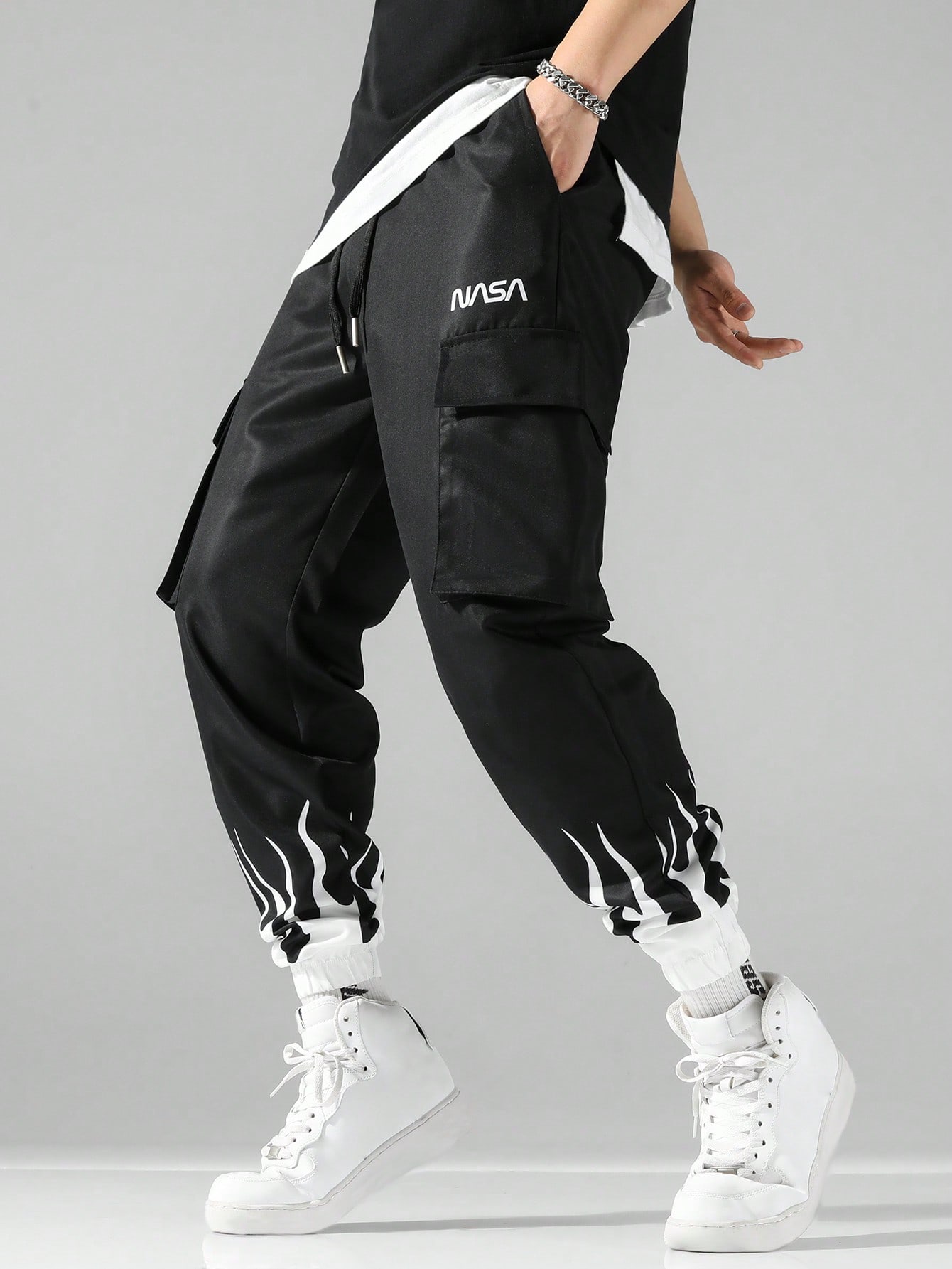 Manfinity EMRG Men's Loose Fit Cargo Pants With Letter Print Design And Drawstring Waist