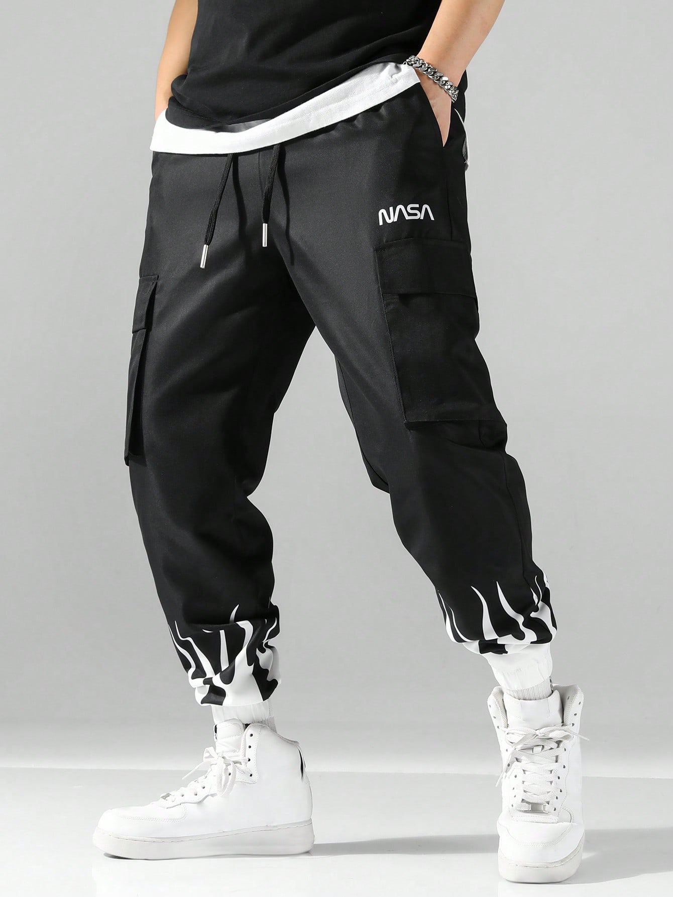 Manfinity EMRG Men's Loose Fit Cargo Pants With Letter Print Design And Drawstring Waist