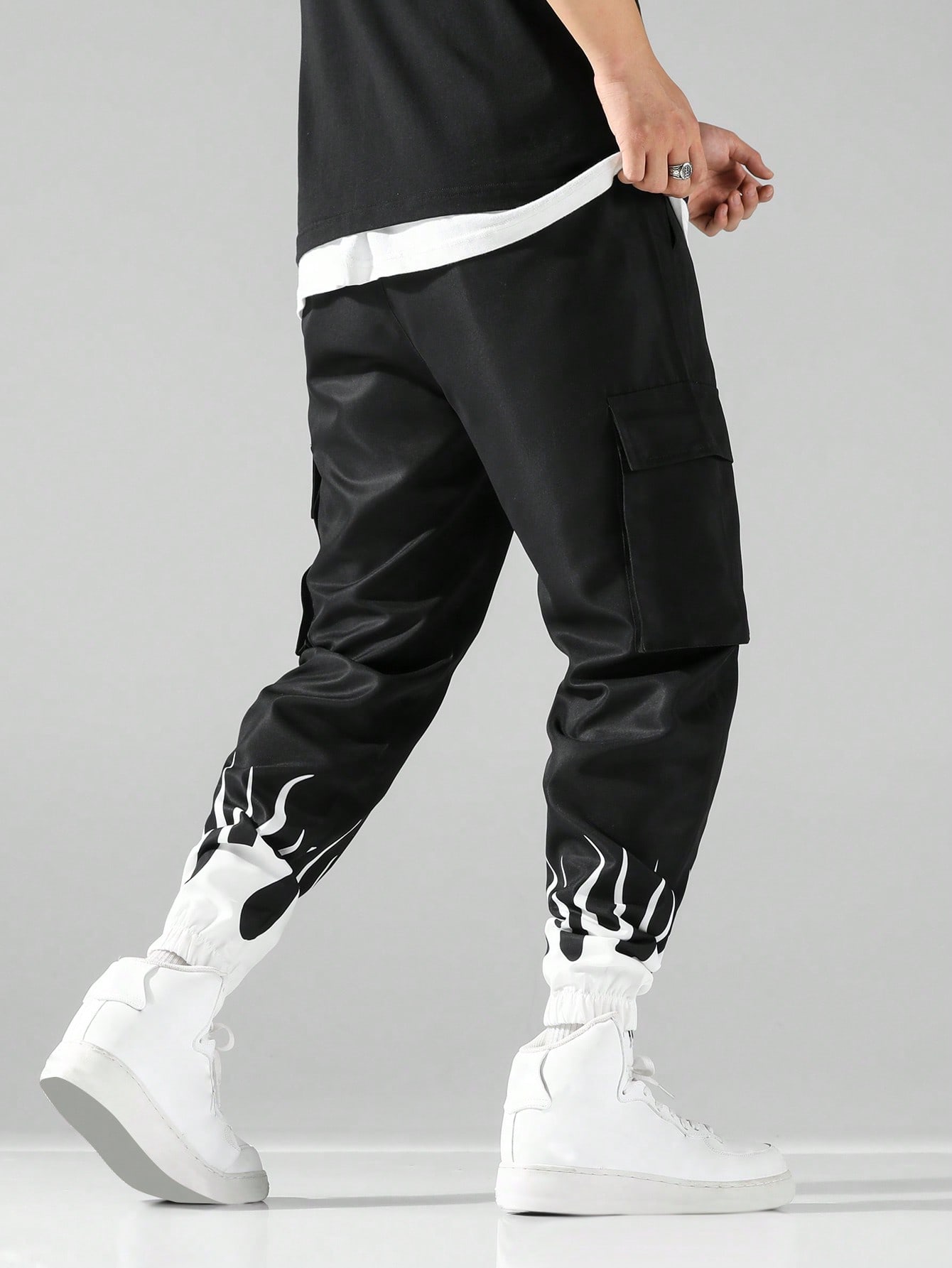 Manfinity EMRG Men's Loose Fit Cargo Pants With Letter Print Design And Drawstring Waist