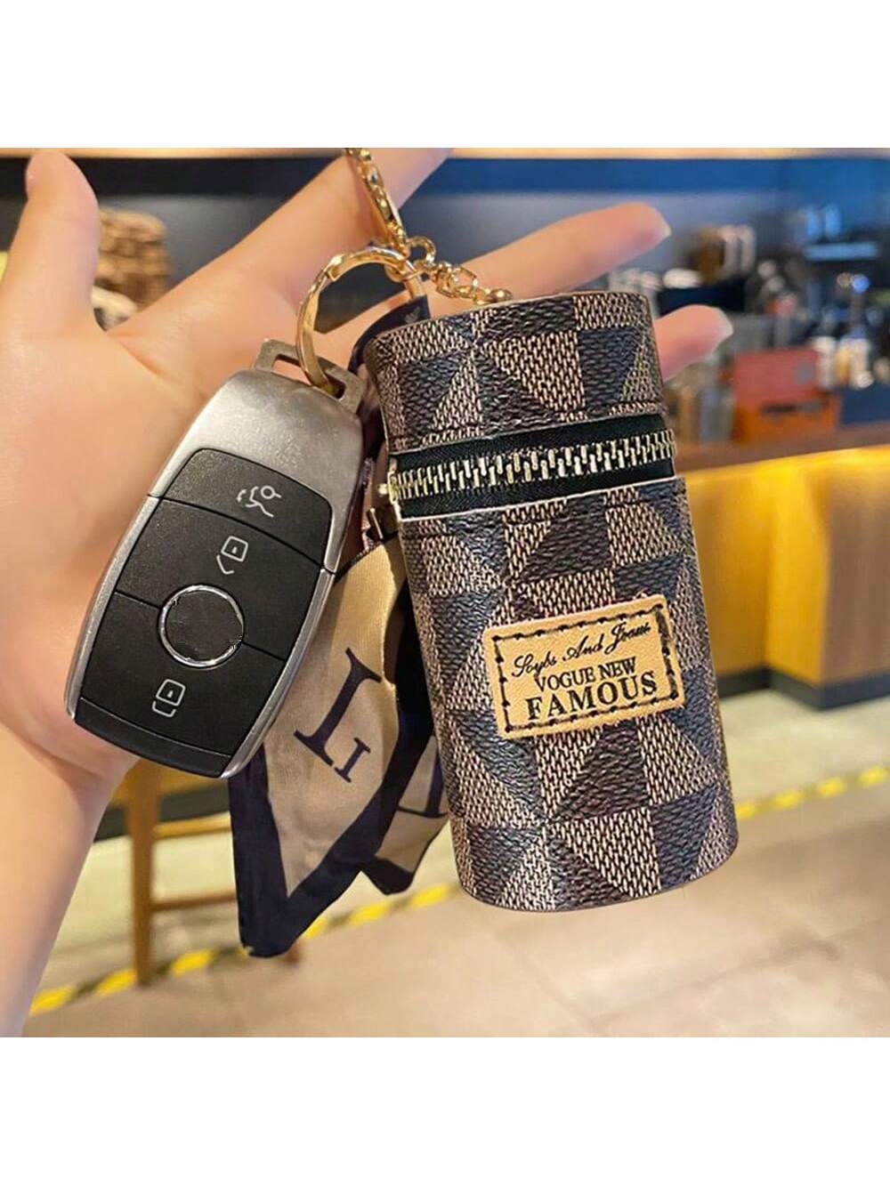 (Random Fabric Cutting) 1pc Cosmetic Lipstick Case Keychain Mini Round Cylinder Coin Purse Storage Pouch For Lip Balm Women's Ho