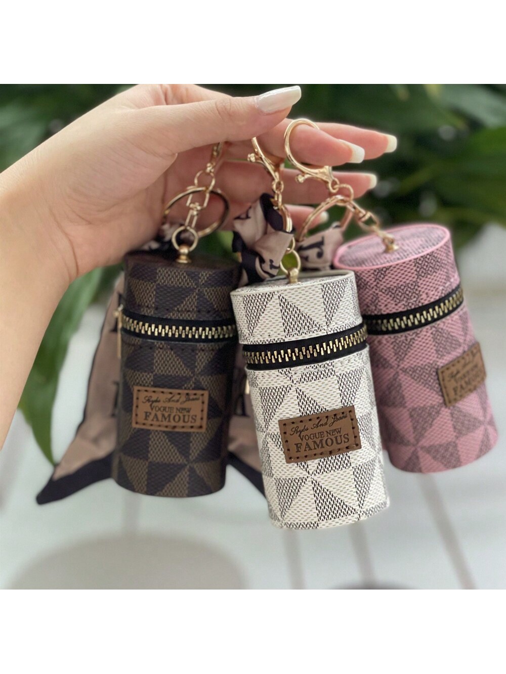 (Random Fabric Cutting) 1pc Cosmetic Lipstick Case Keychain Mini Round Cylinder Coin Purse Storage Pouch For Lip Balm Women's Ho