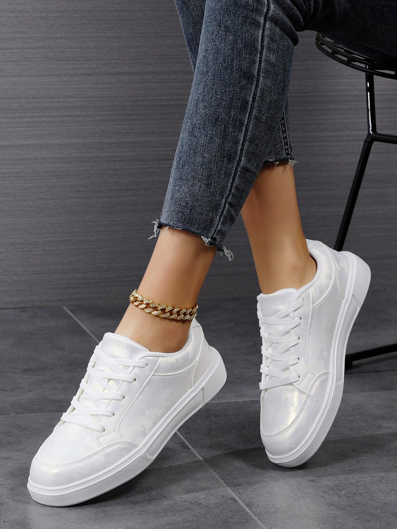 Women's Lightweight White Flat Shoes, Round Toe Lace Up Low Top Slip Resistant Casual Sneakers, Suitable For The Whole Year