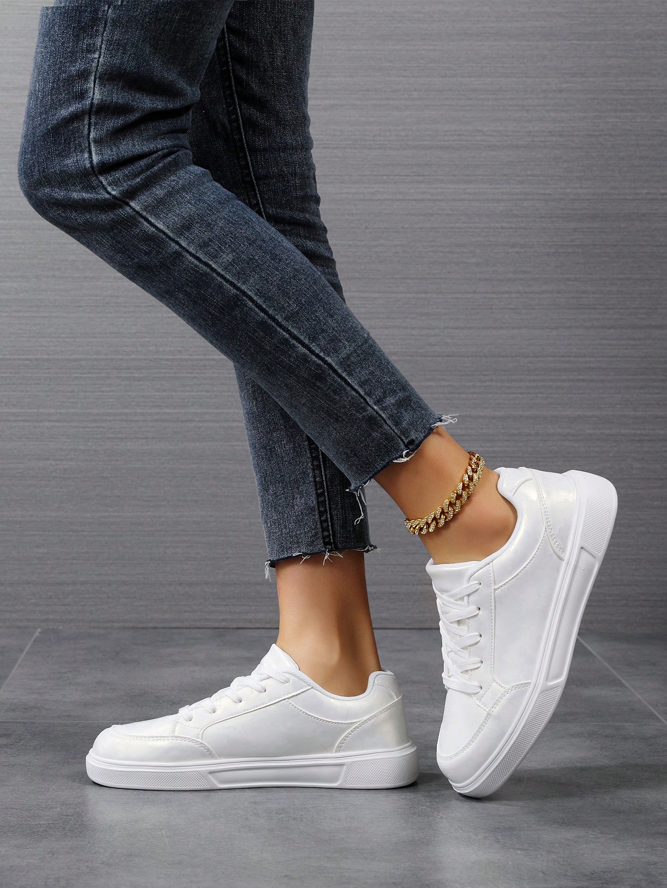 Women's Lightweight White Flat Shoes, Round Toe Lace Up Low Top Slip Resistant Casual Sneakers, Suitable For The Whole Year