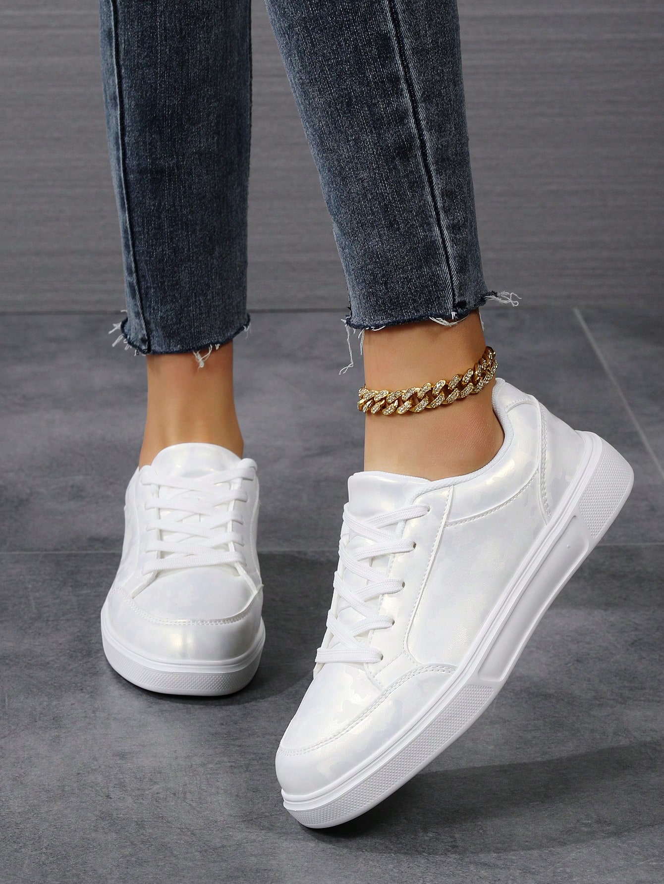 Women's Lightweight White Flat Shoes, Round Toe Lace Up Low Top Slip Resistant Casual Sneakers, Suitable For The Whole Year