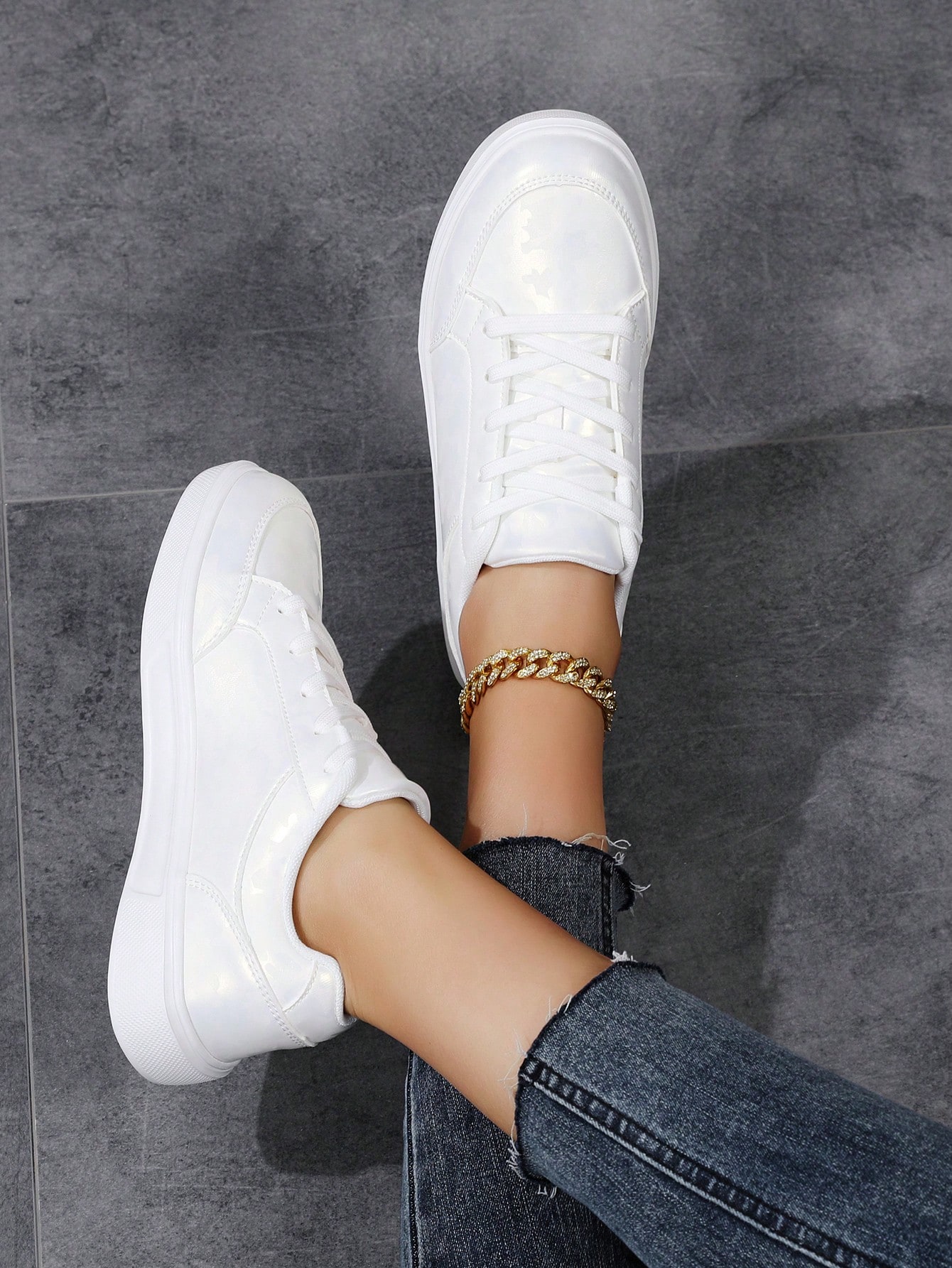 Women's Lightweight White Flat Shoes, Round Toe Lace Up Low Top Slip Resistant Casual Sneakers, Suitable For The Whole Year