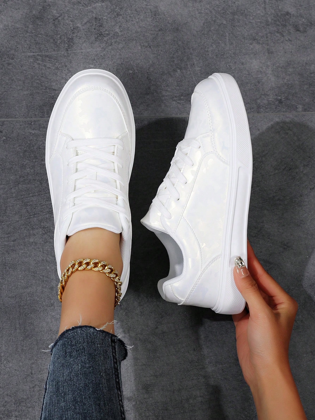 Women's Lightweight White Flat Shoes, Round Toe Lace Up Low Top Slip Resistant Casual Sneakers, Suitable For The Whole Year