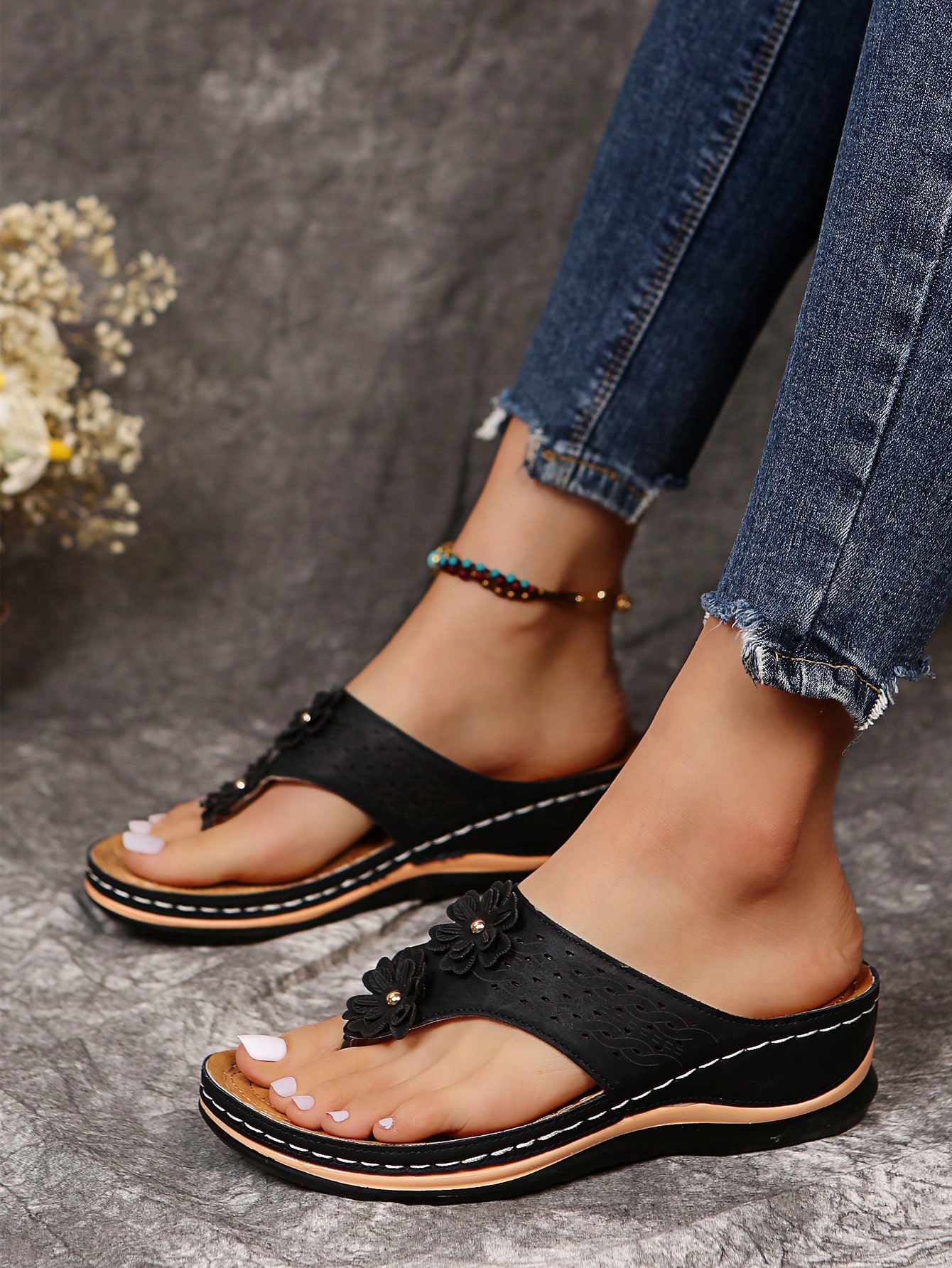 Women's Comfortable And Fashionable Flat Sandals And Flip Flops